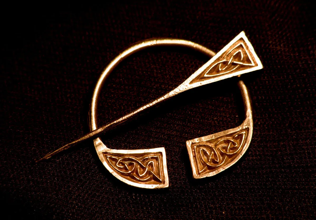 Pennanular brooch chip carved Knot - R-04